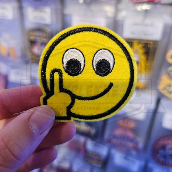 Embleem Smiley middelvinger