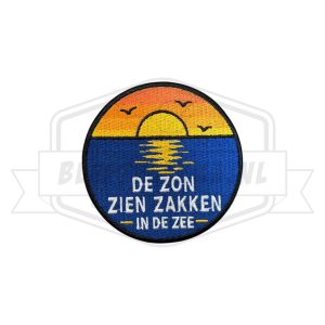 Embleem De zon zien zakken in de zee